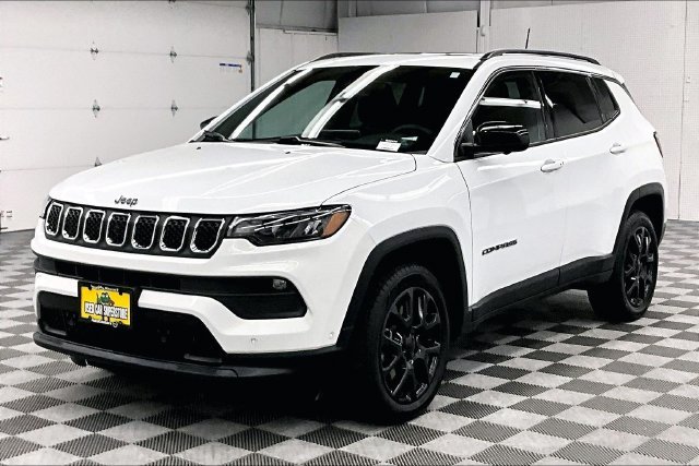 Used 2023 Bright White Clearcoat Jeep Latitude Lux image 12