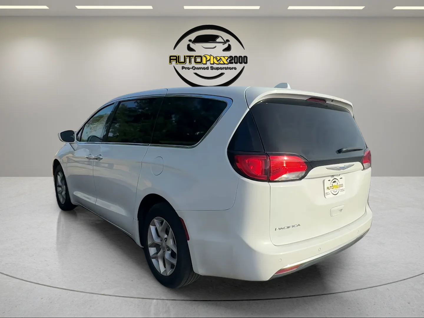 Used 2018 White Chrysler Touring Plus image 5