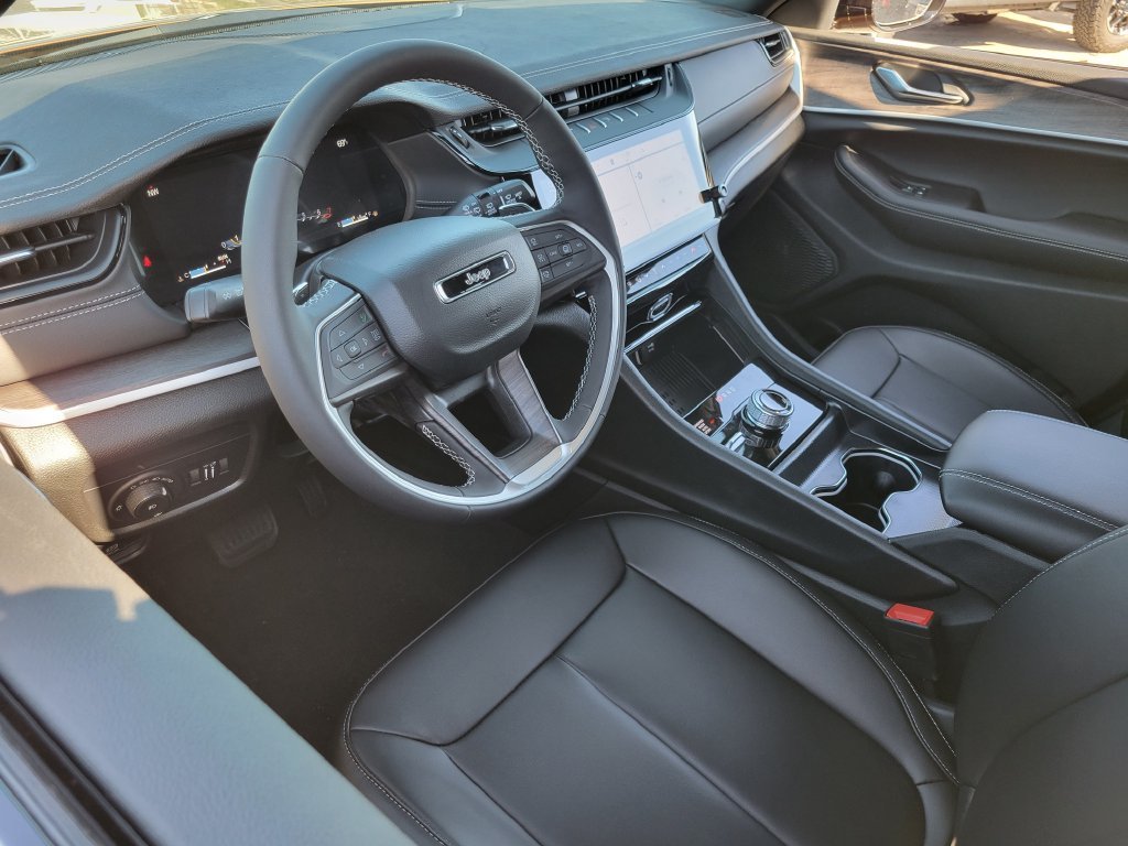 2027 Jeep Grand Cherokee photo 3