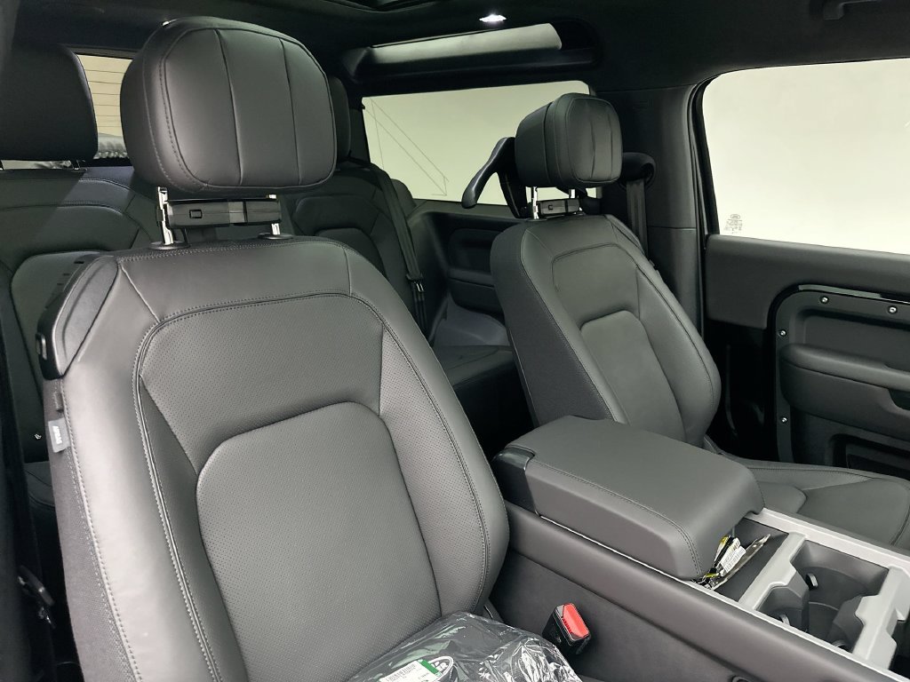 New 2026 Santorini Black Land Rover V8 image 6