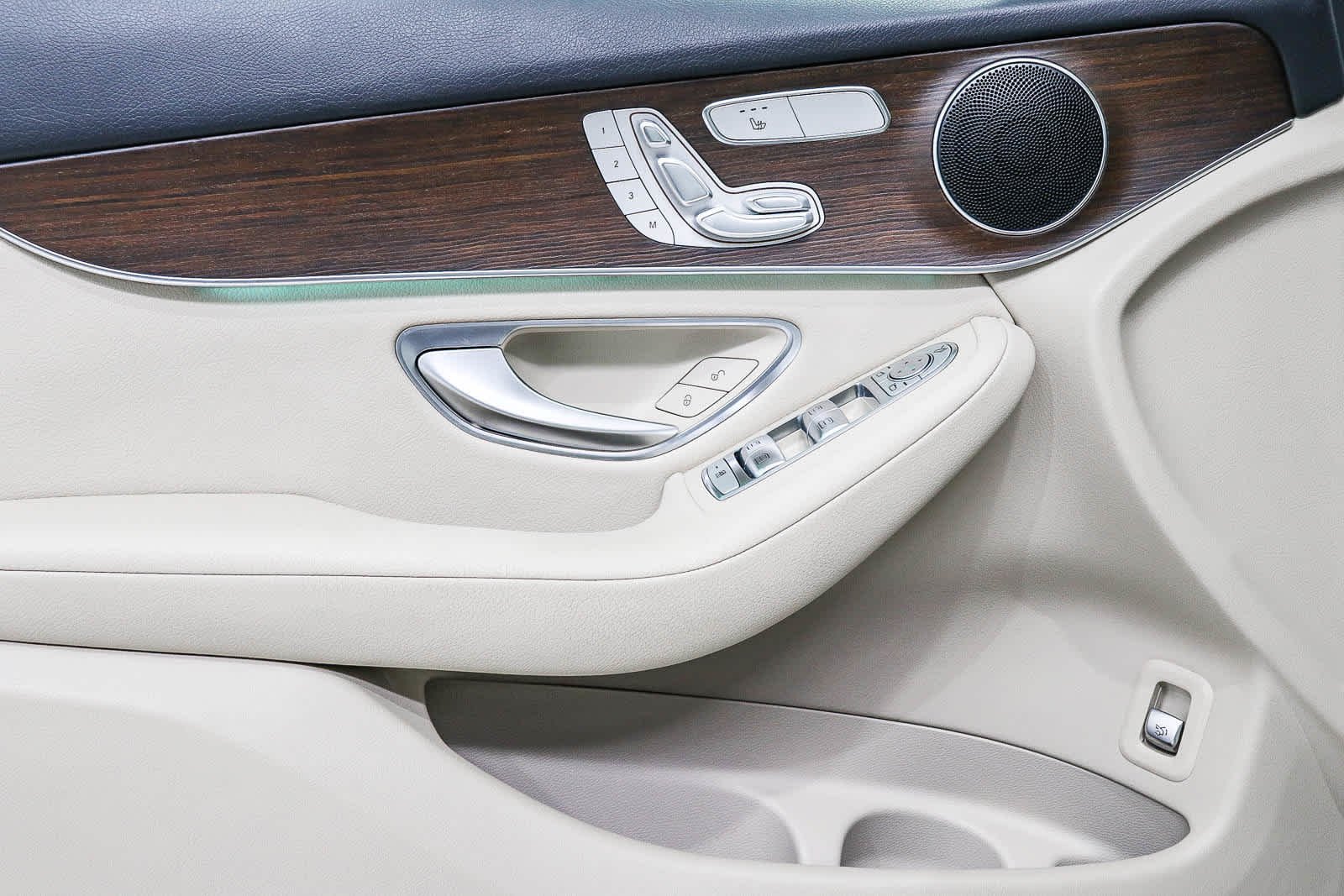 Used 2022 Polar White Mercedes-Benz GLC 300 image 23