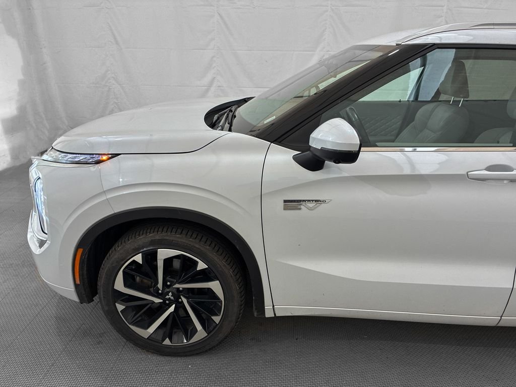 Used 2024 White Mitsubishi SEL image 3