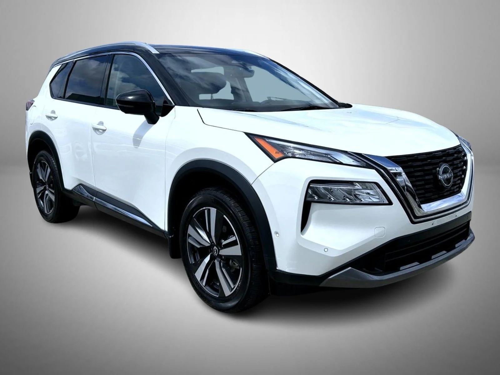 Used 2023 White Nissan SL image 3