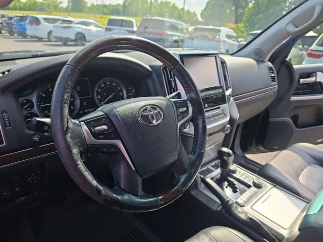 Used 2017  Toyota Base image 17