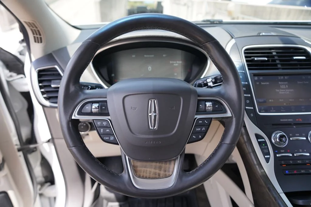 Used 2020 White Lincoln Reserve image 12