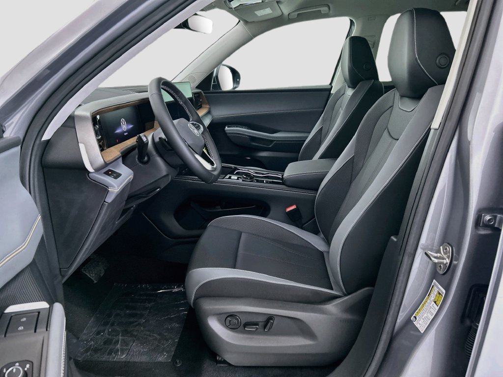 New 2027 Silver Volkswagen SE w/Technology image 17