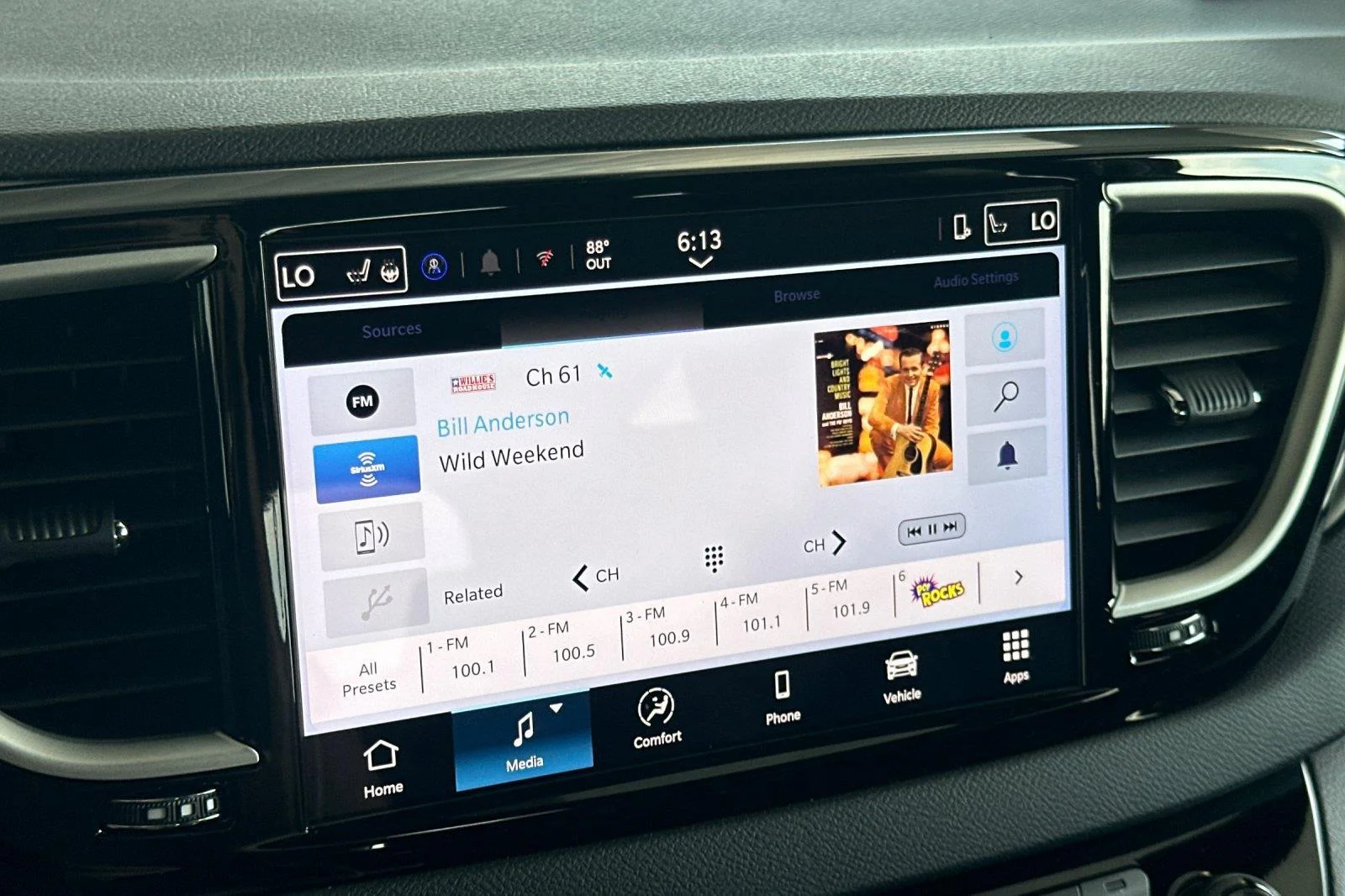 2025 Chrysler Voyager LX - Photo 19
