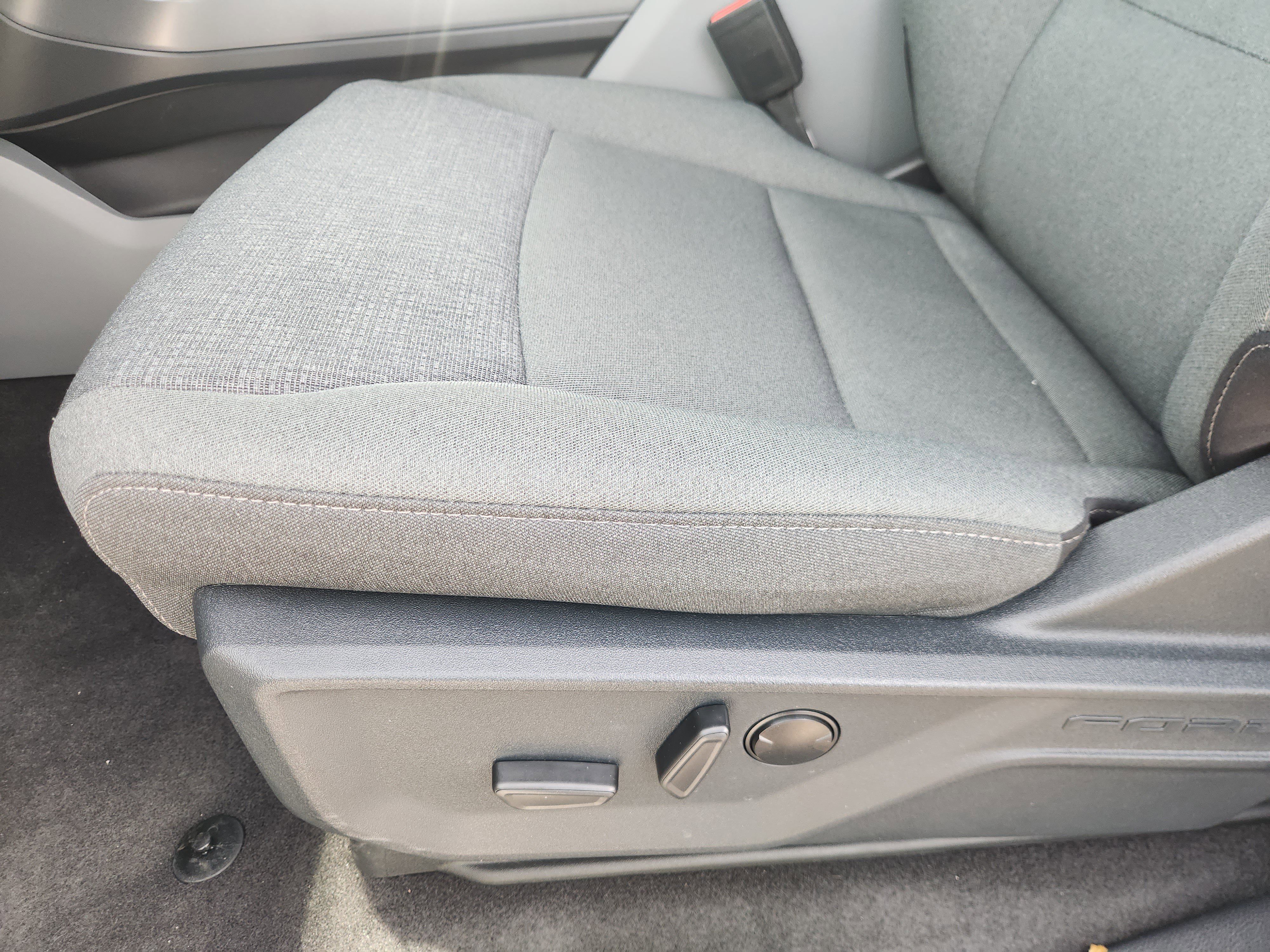 New 2025 Oxford White Ford XLT image 16