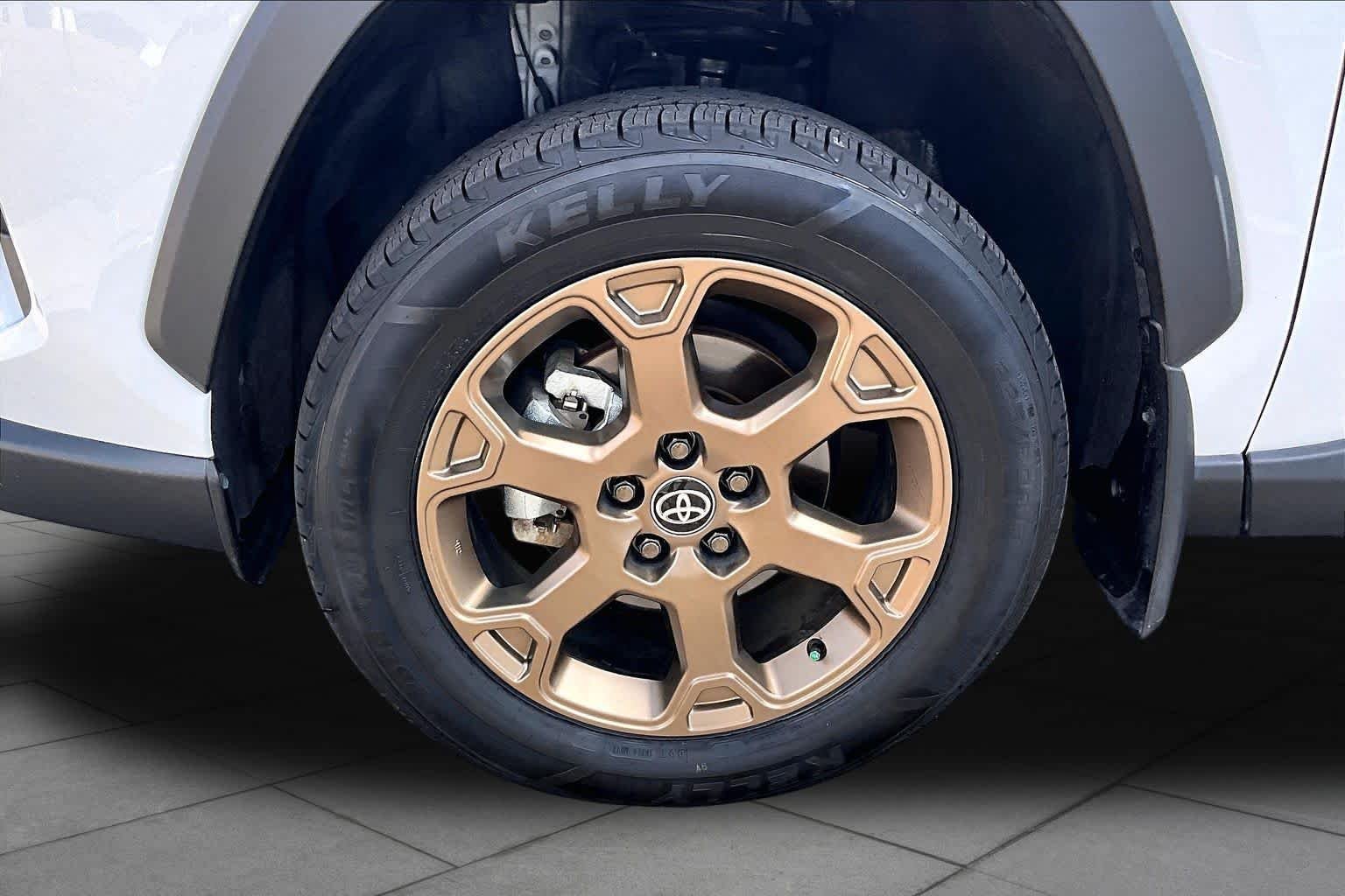 Used 2025 Ice Cap/Midnight Black Metallic Toyota Hybrid Woodland image 10