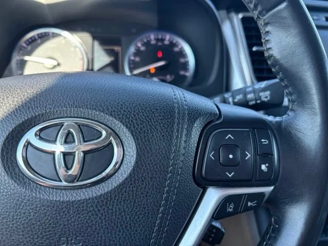 Used 2017 White Toyota XLE image 28
