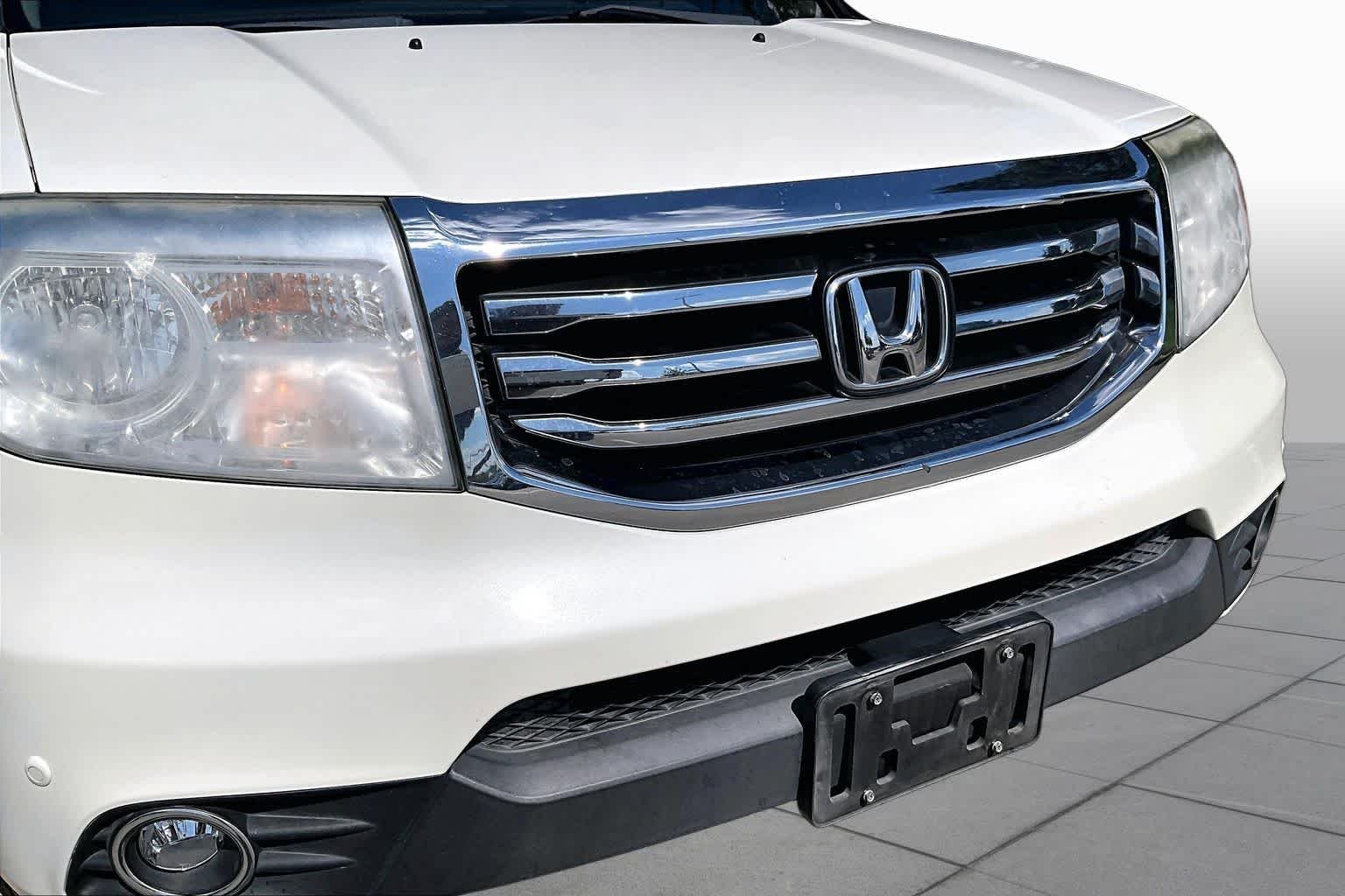 Used 2012 White Diamond Pearl Honda Touring image 28