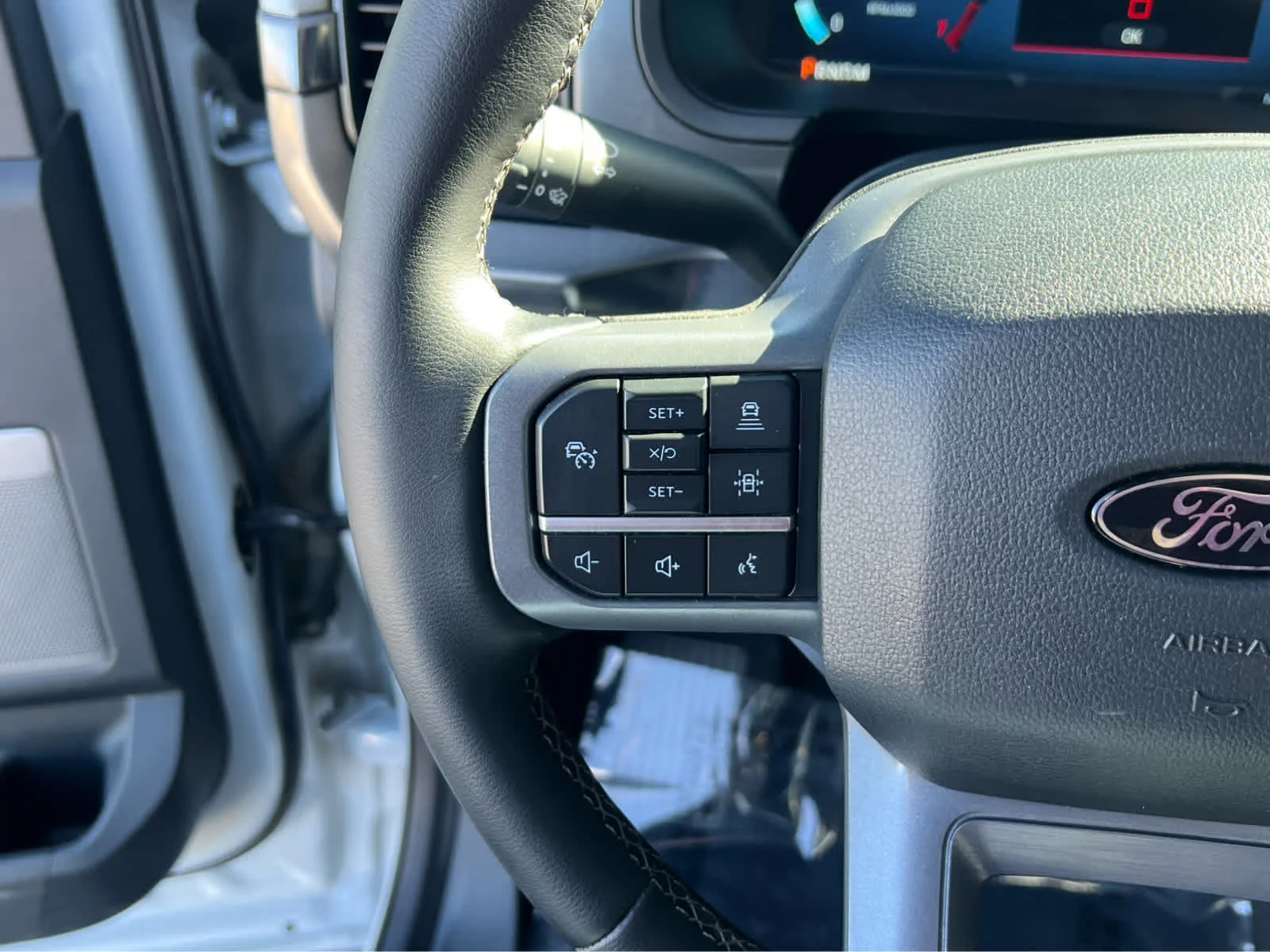 Used 2025 Space White Metallic Ford LARIAT image 35