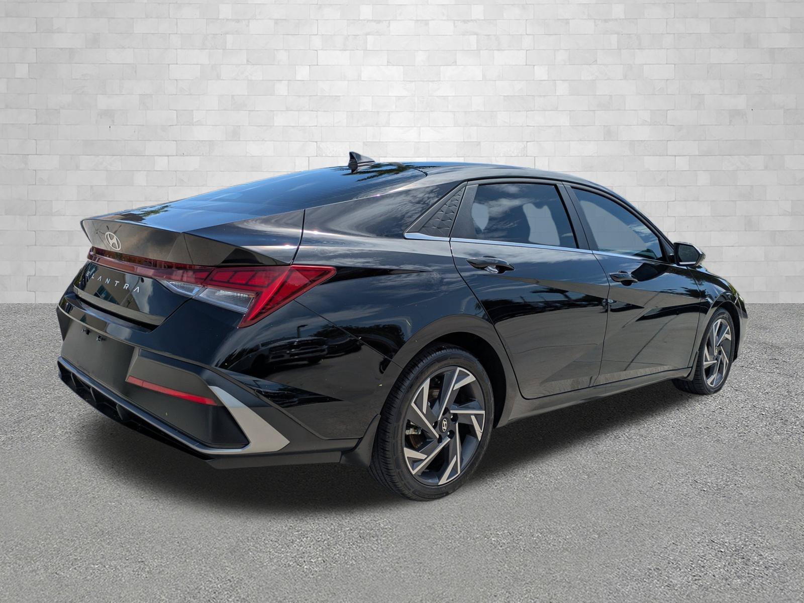 2025 Hyundai Elantra SEL - Photo 2