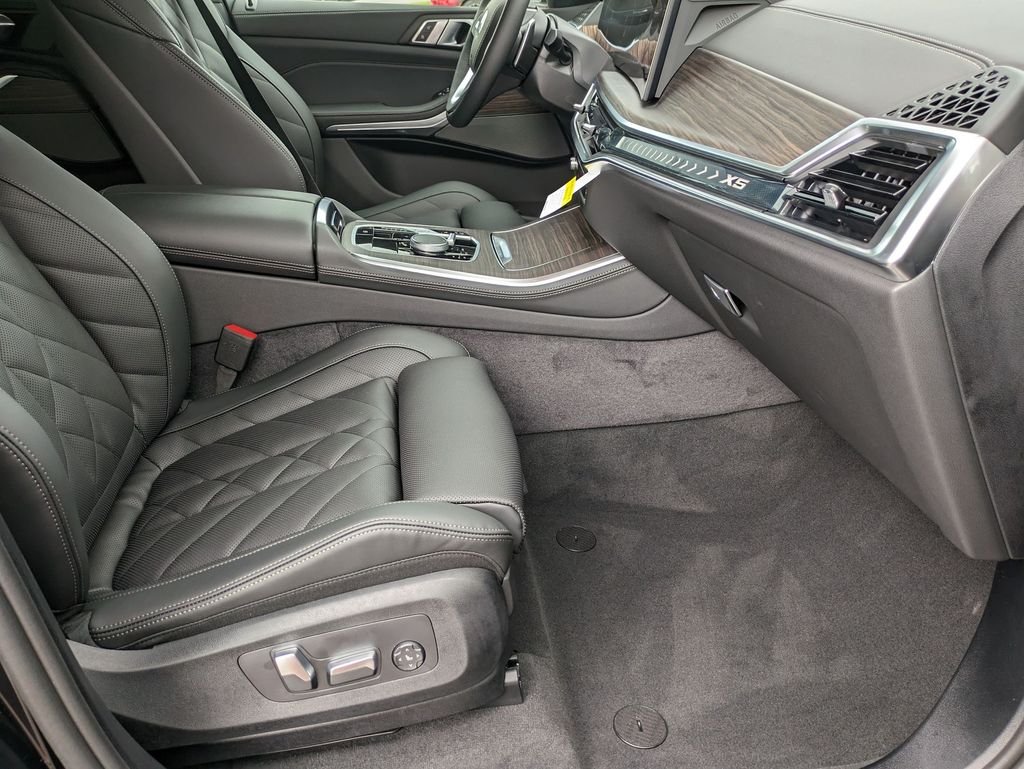 New 2026 Black Sapphire Metallic BMW sDrive40i image 25