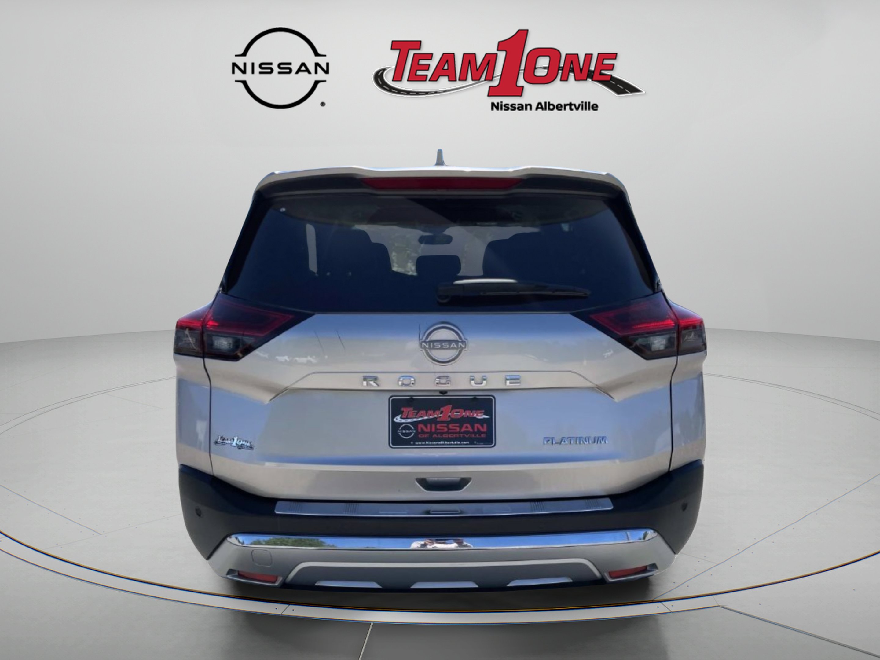 Used 2022 Gold Nissan Platinum image 6