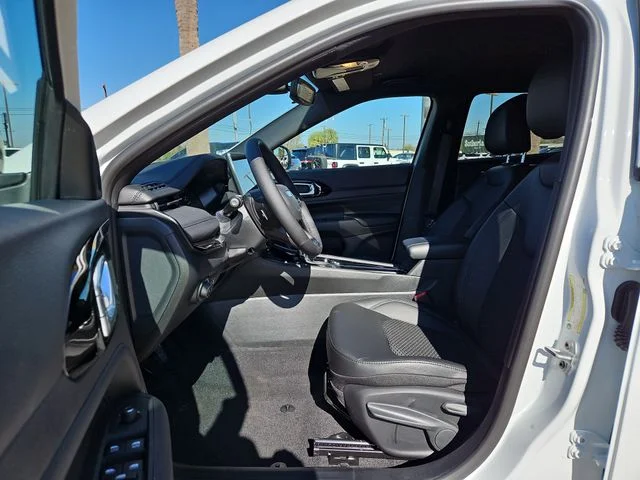 New 2026 Bright White Clear-Coat Exterior Paint Jeep Latitude image 11