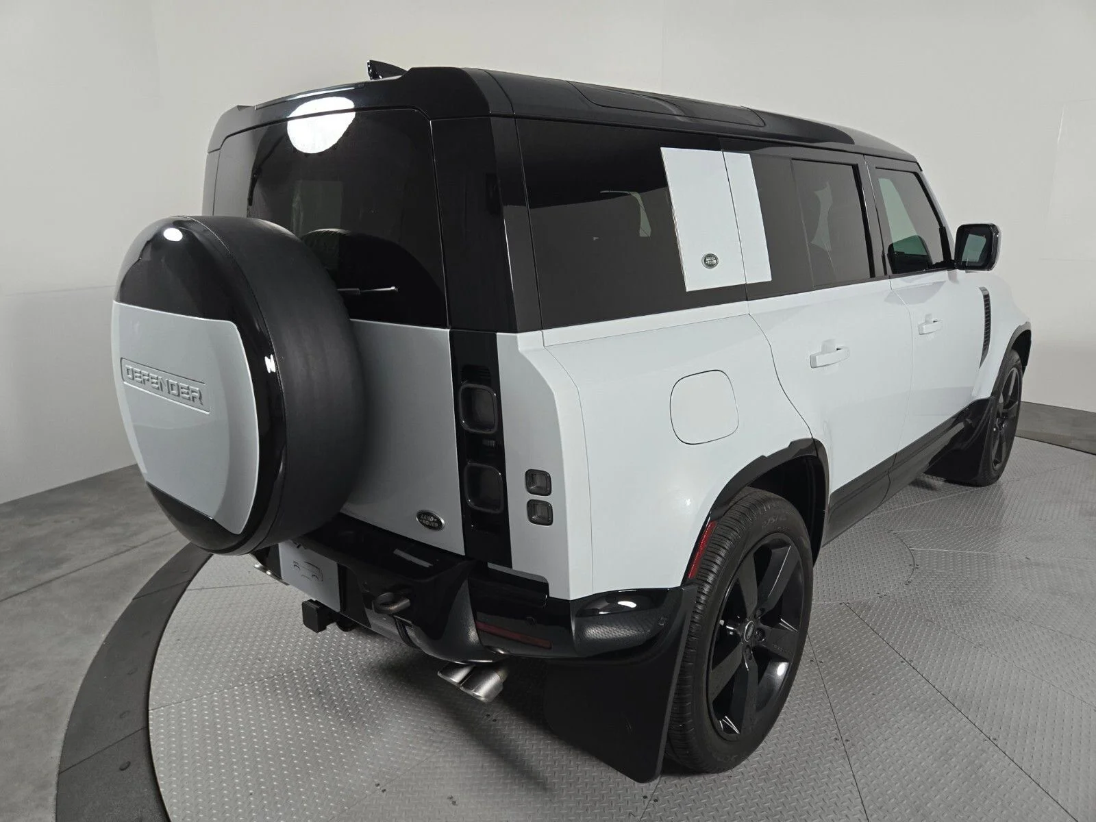 Certified Used 2023 Yulong White Metallic Land Rover Carpathian Edition image 5