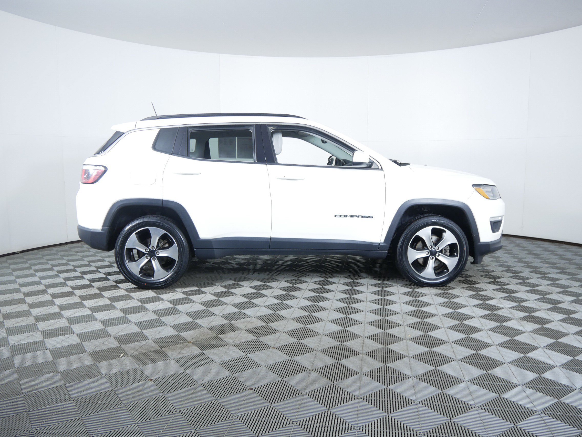 Used 2017 White Clearcoat Jeep Latitude image 8