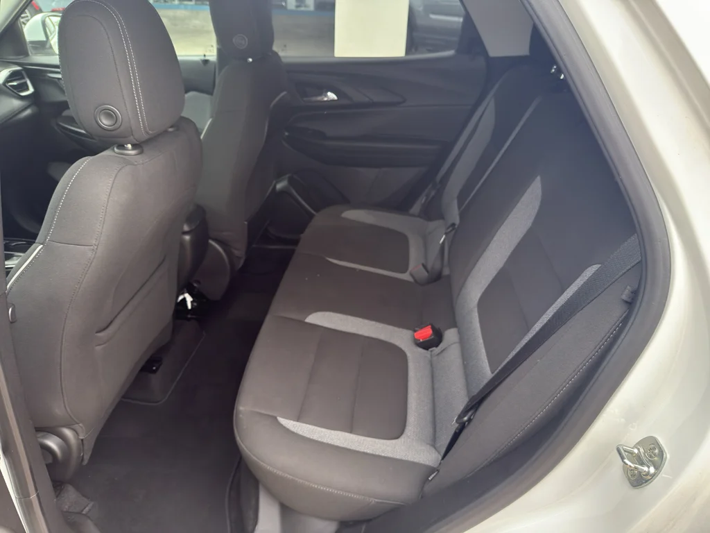 Used 2025 Summit White Chevrolet LT image 9