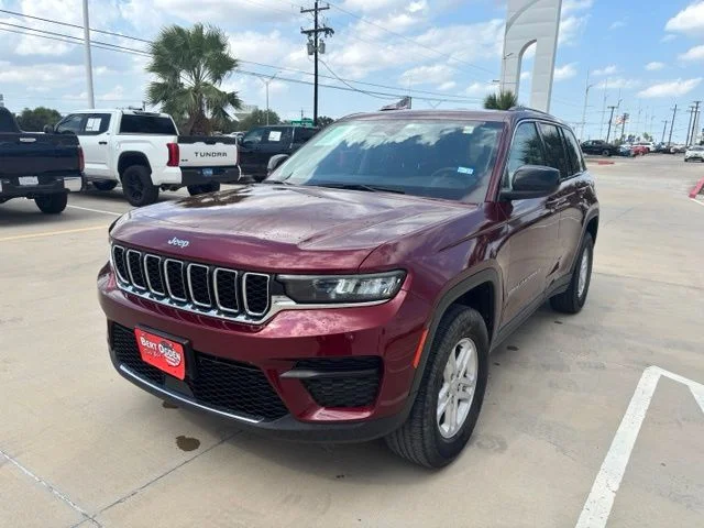 Used 2024 Red Jeep Laredo image 3