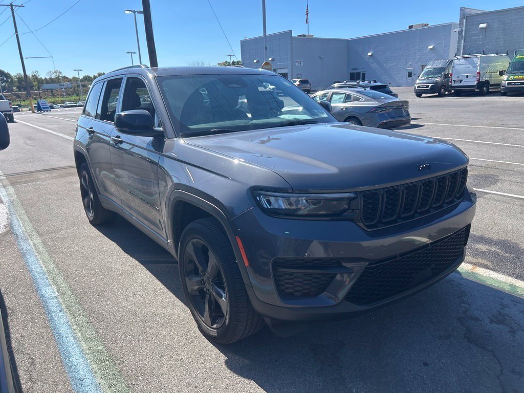 Used 2023 Gray Jeep Altitude X image 3
