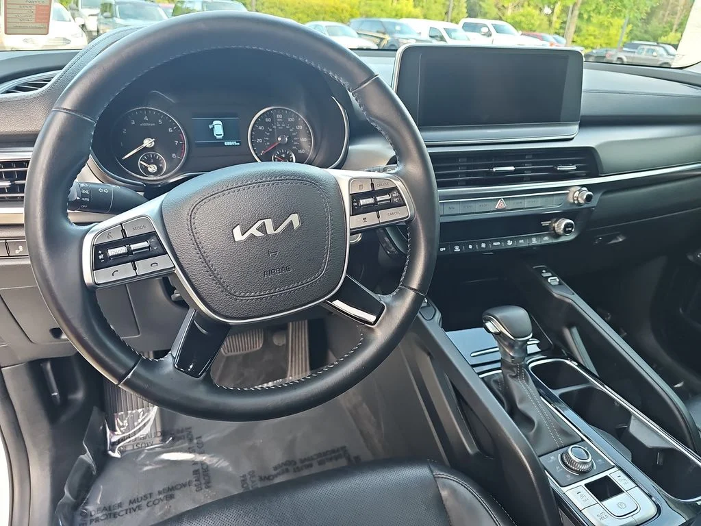 Used 2022 White Kia S image 17