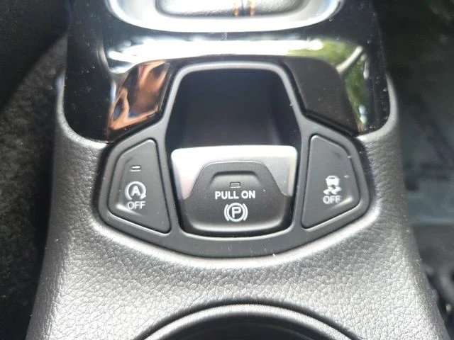 Used 2020 Silver Jeep Limited image 22