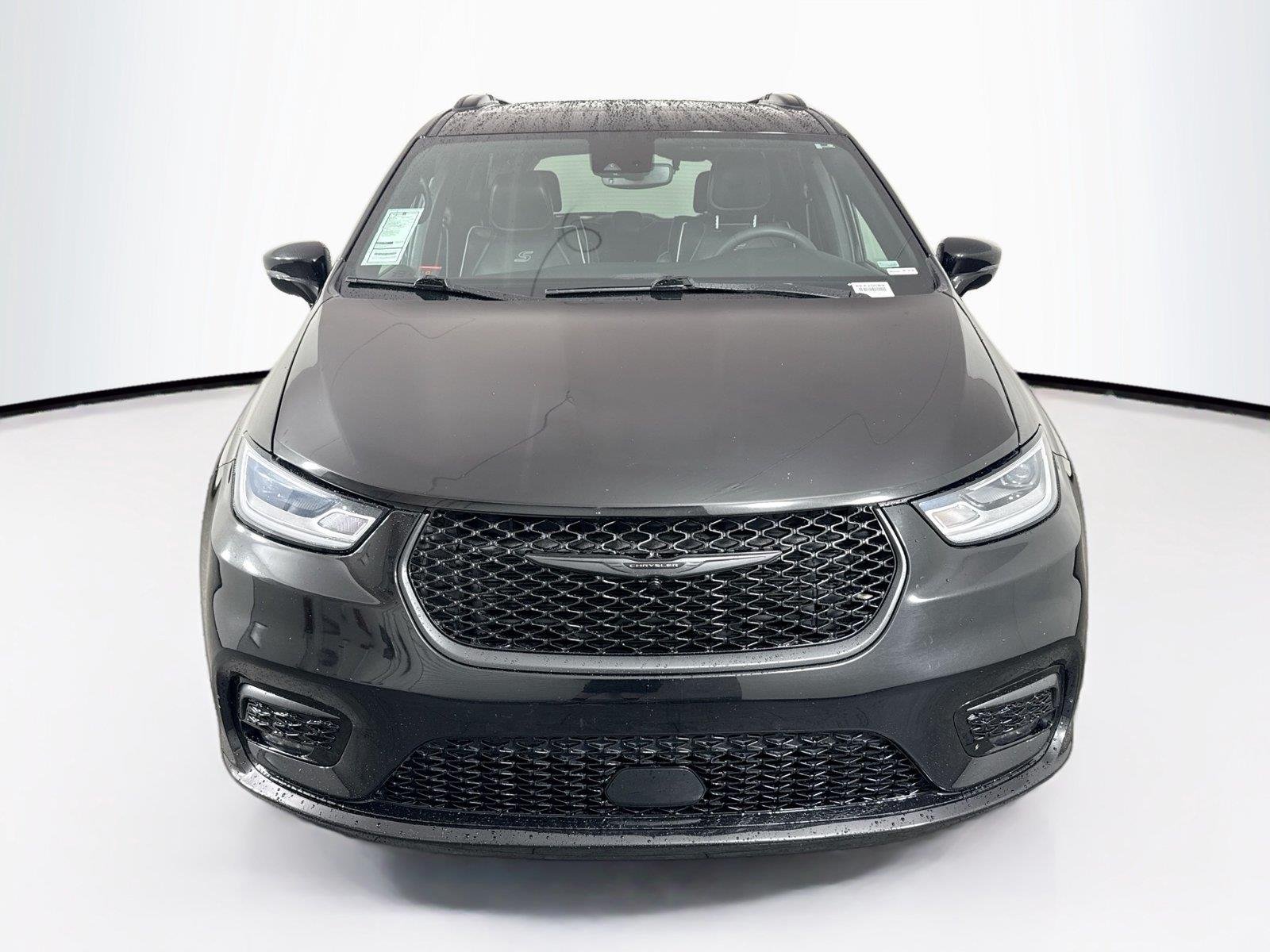 Used 2025 Diamond Black Crystal Pearlcoat Chrysler Limited image 9