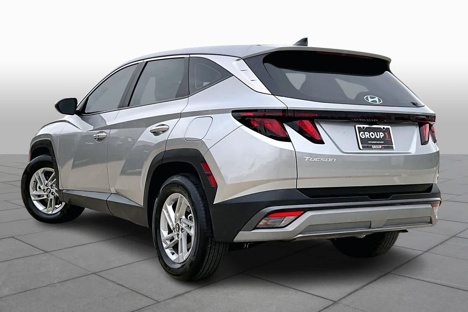 Used 2025 Shimmering Silver Hyundai SE image 11