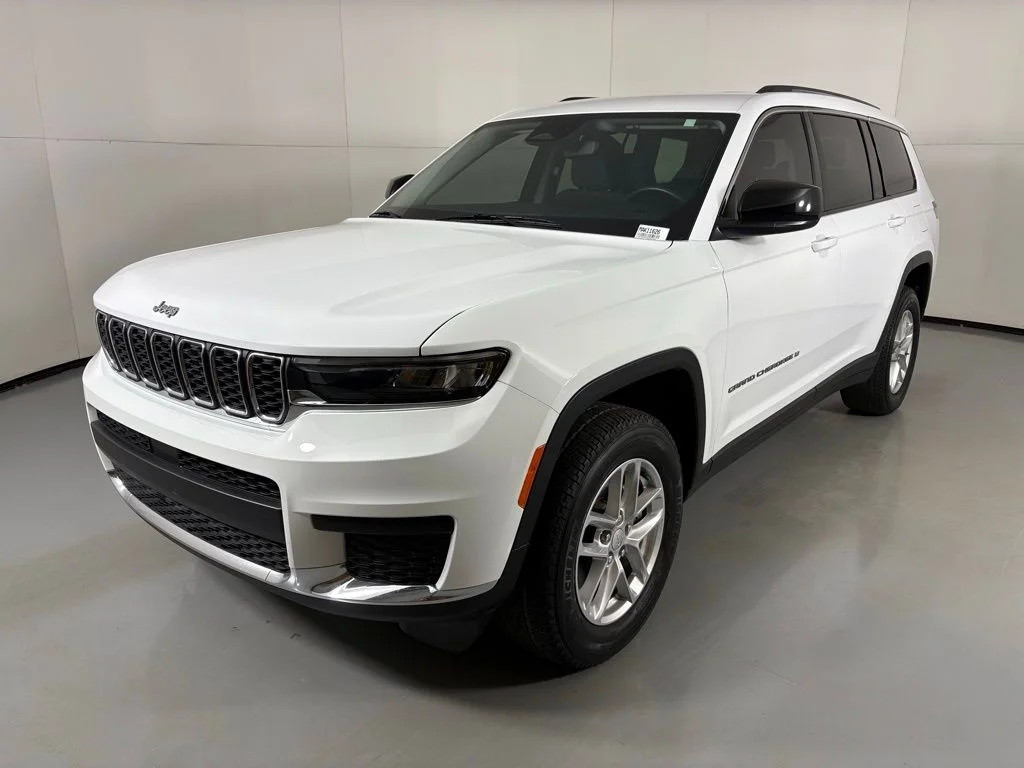 Used 2022 White Jeep Laredo image 4