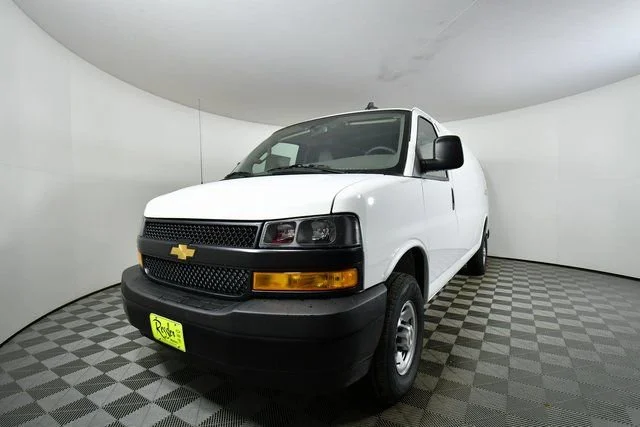 New 2025 Summit White Chevrolet WT image 6