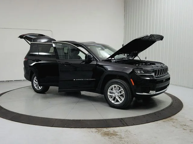 New 2026 Diamond Black Crystal Pearl-Coat Exterior Paint Jeep Laredo image 9