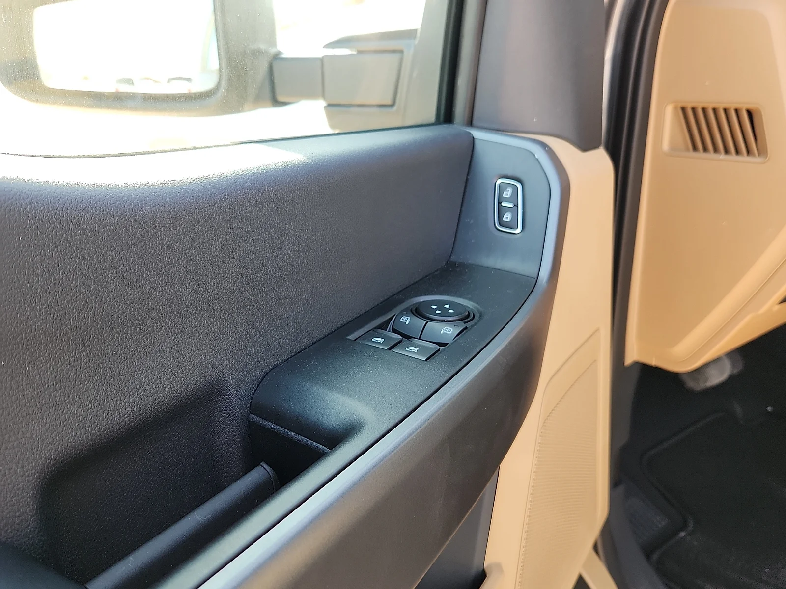 New 2027 Carbonized Gray Metallic Ford XLT image 15