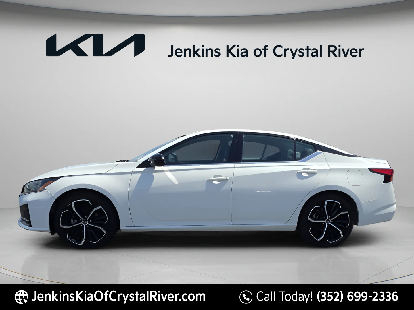 Used 2024 Glacier White Nissan 2.5 SR image 9