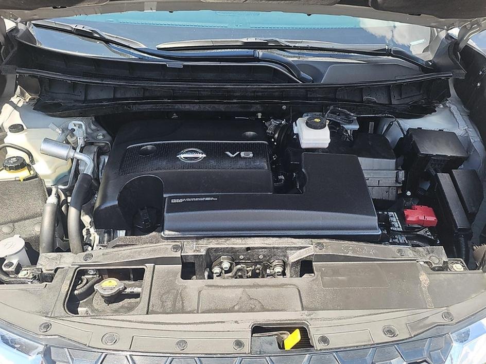 Used 2023 Gray Nissan Platinum image 9