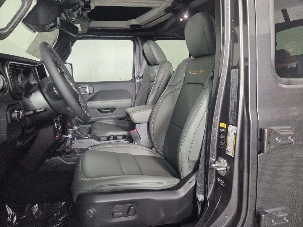 New 2026 Granite Crystal Metallic Clear-Coat Exterior Paint Jeep Mojave X image 10