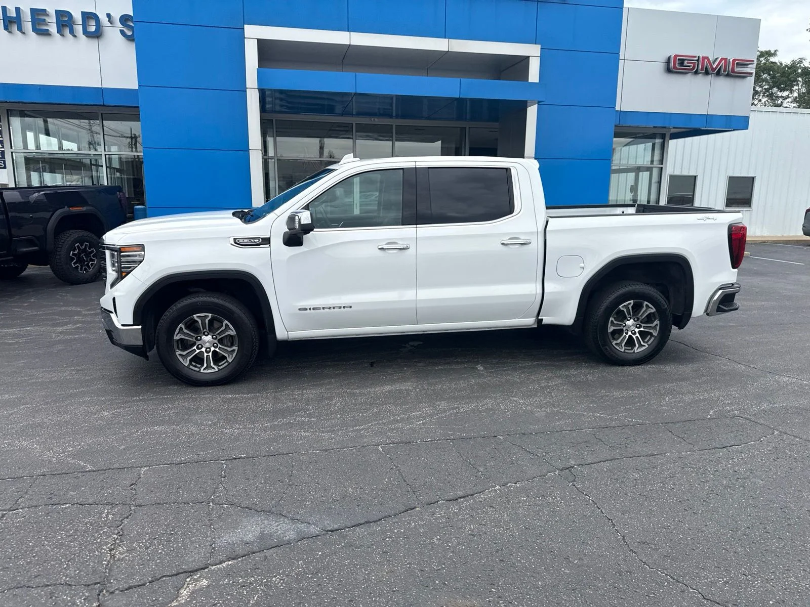 Used 2025 White GMC SLT image 3