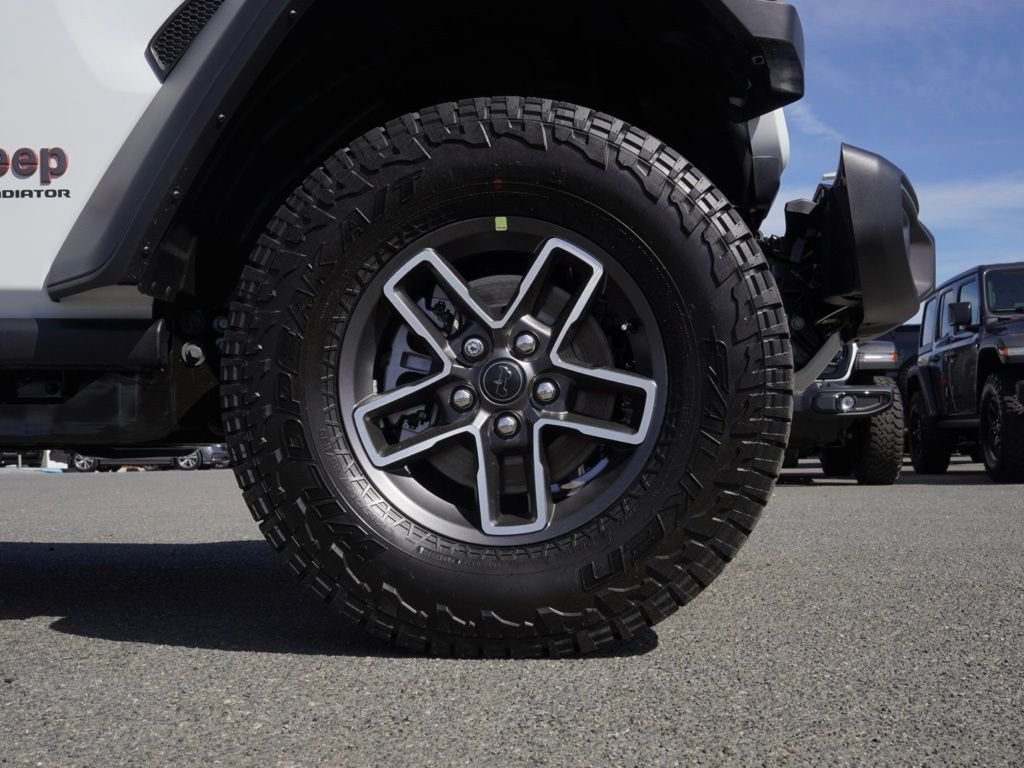 New 2026 Bright White Clear-Coat Exterior Paint Jeep Mojave image 8