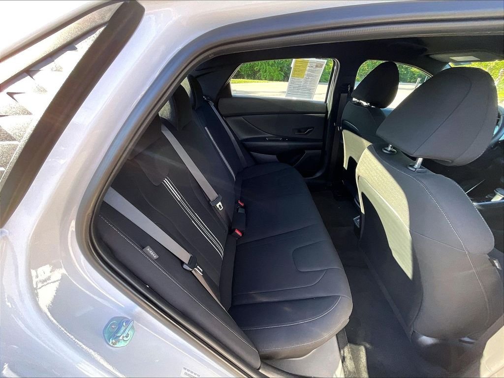 Used 2025 White Hyundai SEL Sport image 16