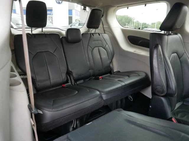 Used 2017 Silver Chrysler Premium image 23