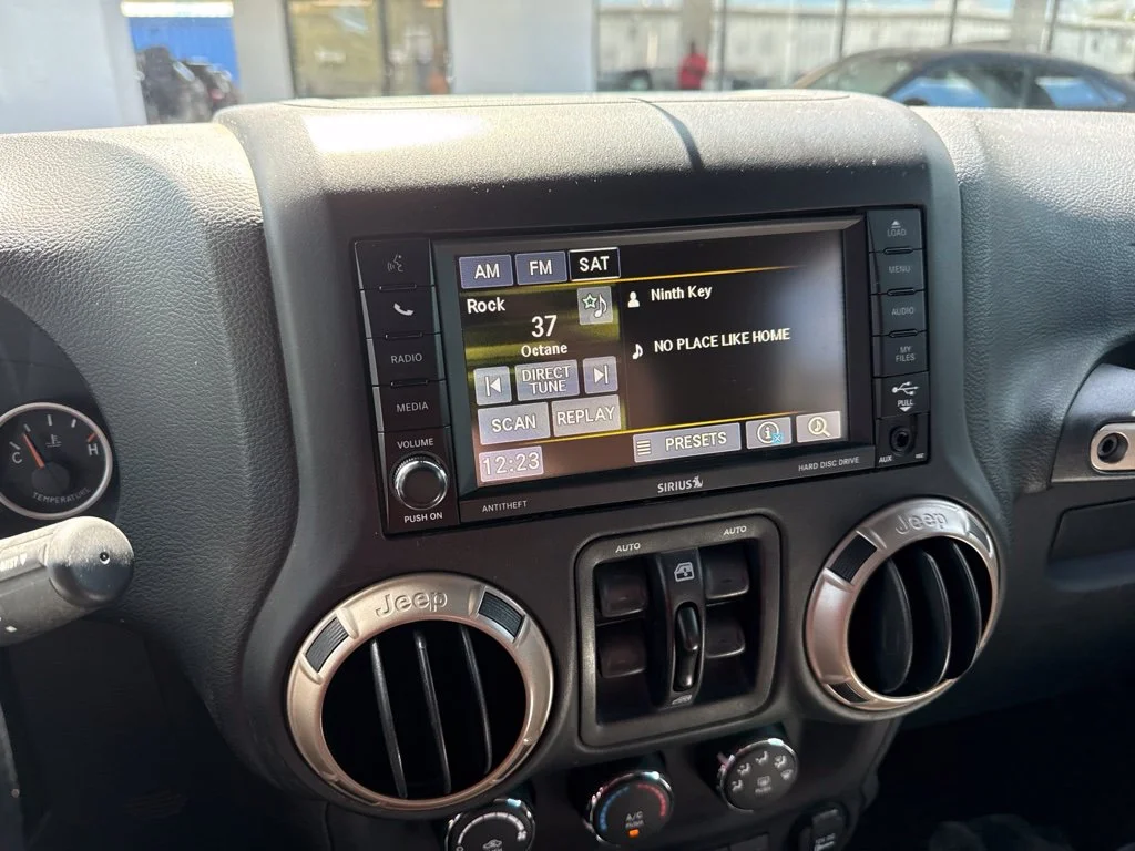Used 2017 Black Jeep Unlimited Sahara image 9