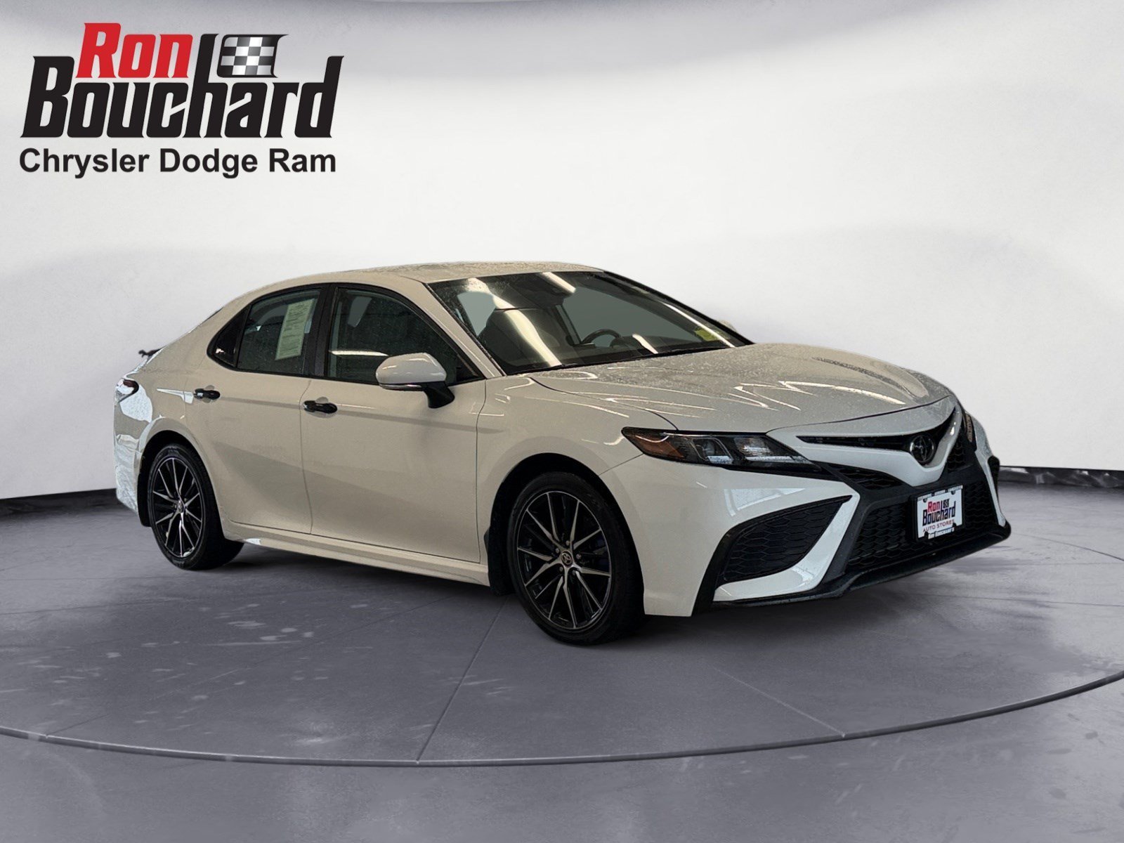 Used 2022 White Toyota SE image 1