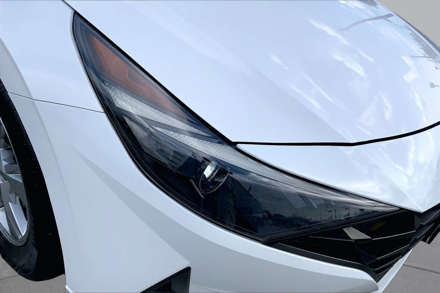 Used 2021 Quartz White Hyundai SE image 28
