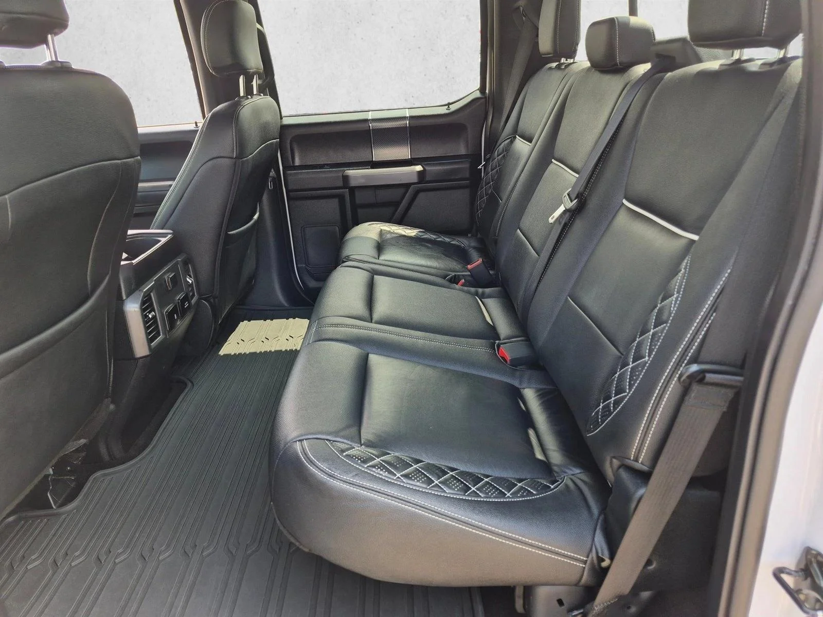 Used 2018 Oxford White Ford XLT image 17