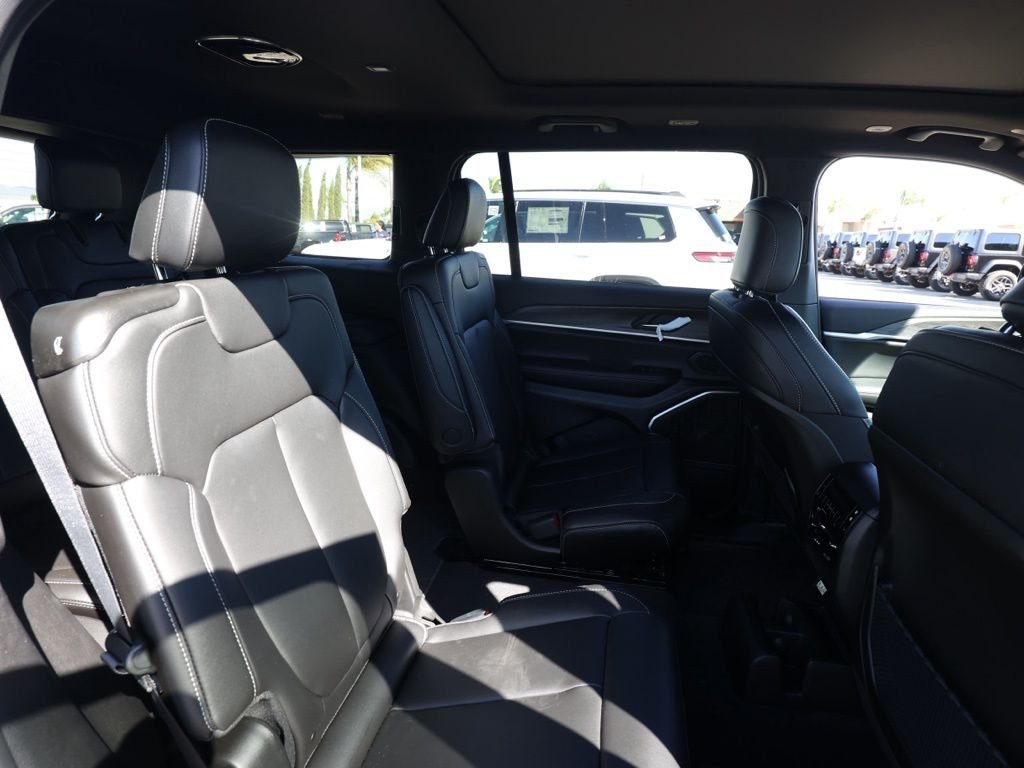 New 2026 Diamond Black Crystal Pearl-Coat Exterior Paint Jeep Limited image 17