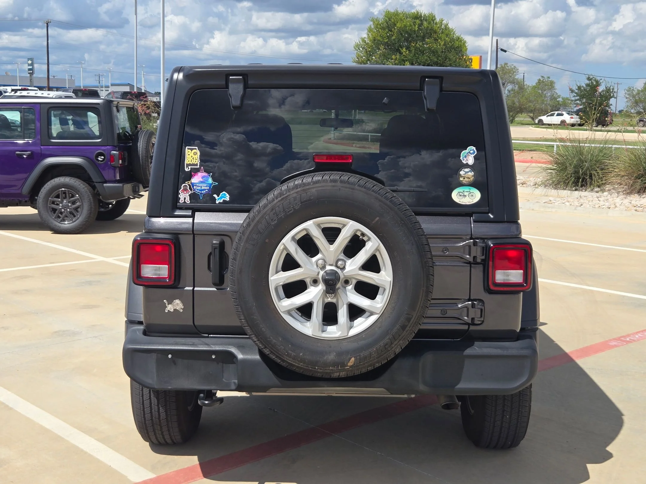 Used 2023 Gray Jeep Sport S image 4