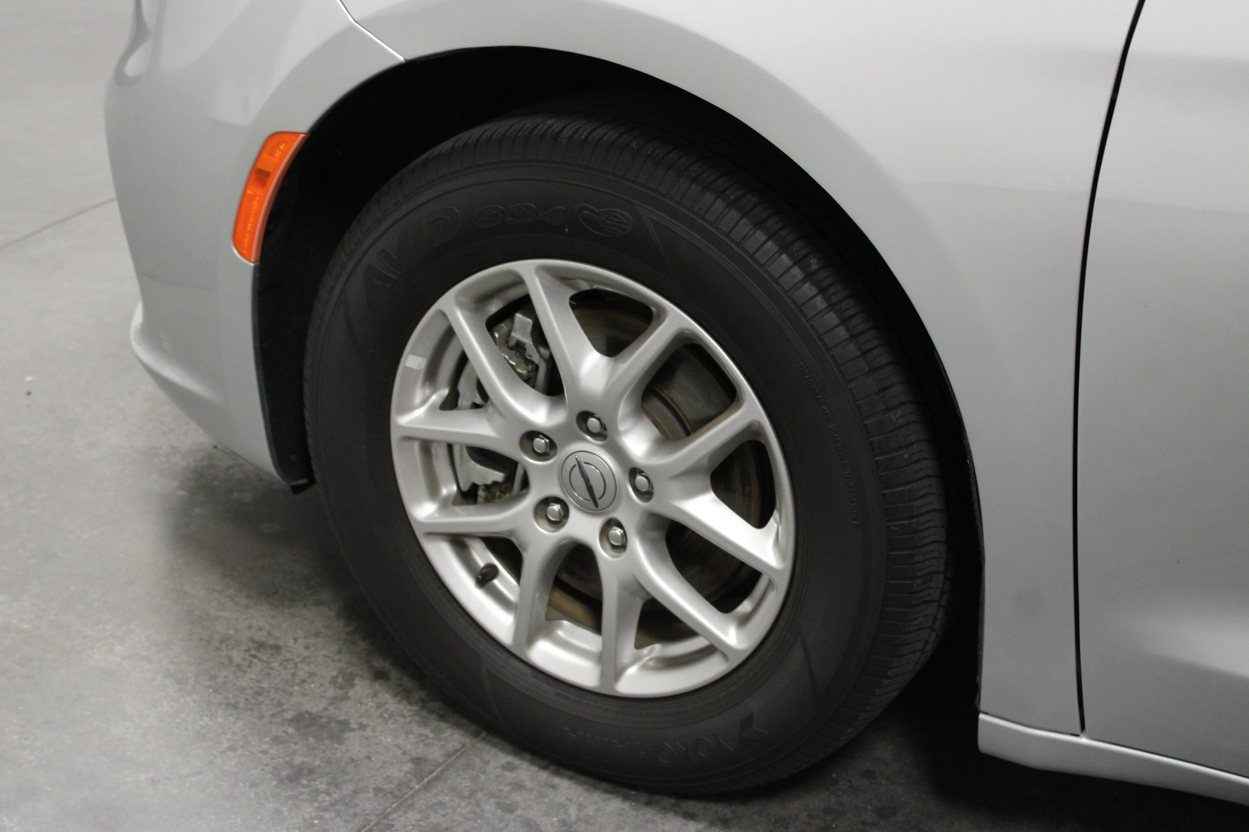 Used 2024 Silver Mist Clearcoat Chrysler Touring L image 10