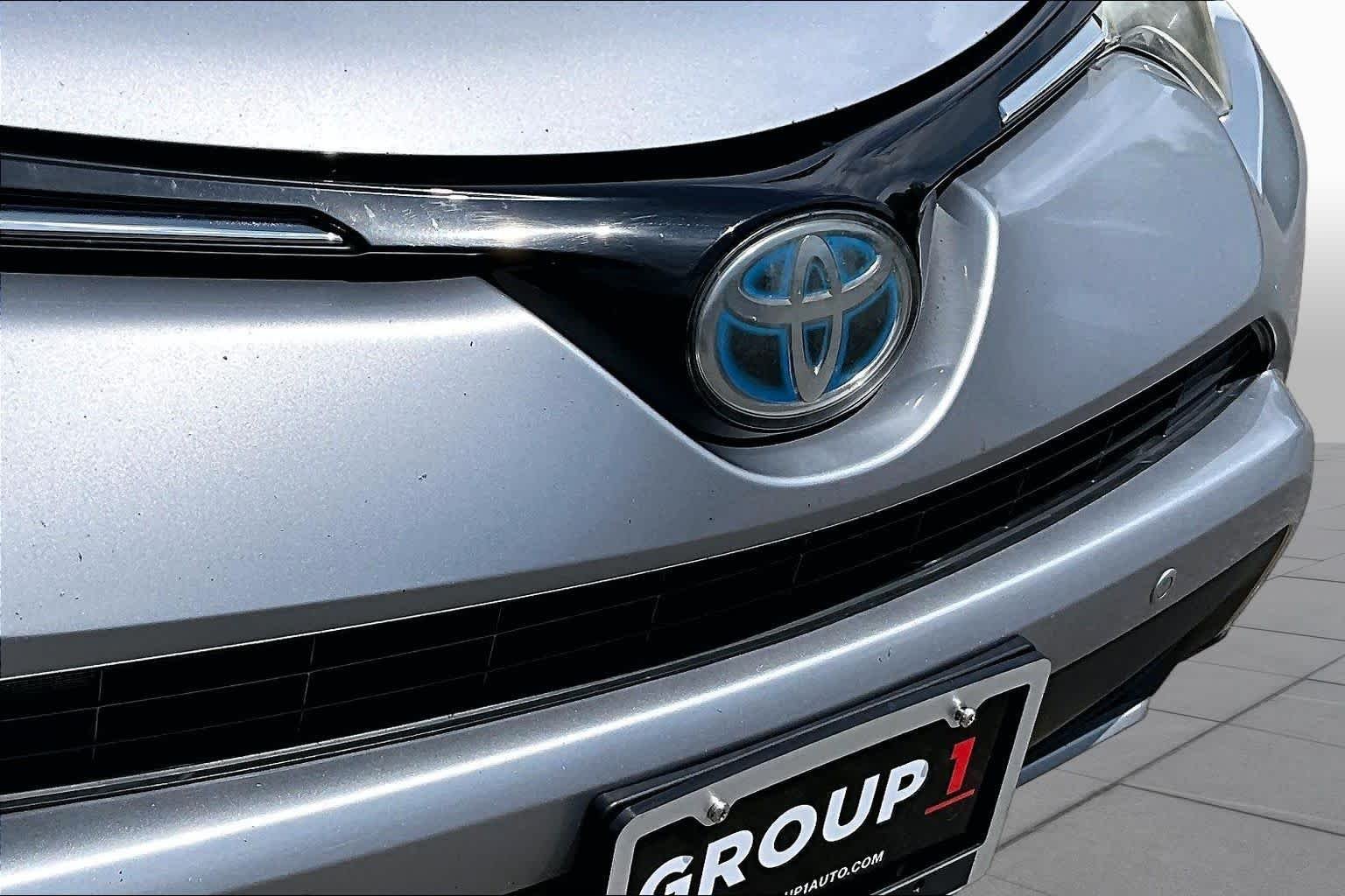 Used 2017 Silver Sky Metallic Toyota Limited image 32