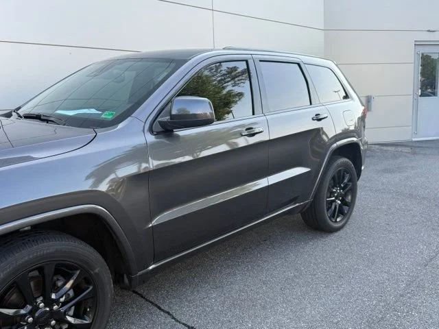 Used 2020 Granite Crystal Metallic Clearcoat Jeep Altitude image 3