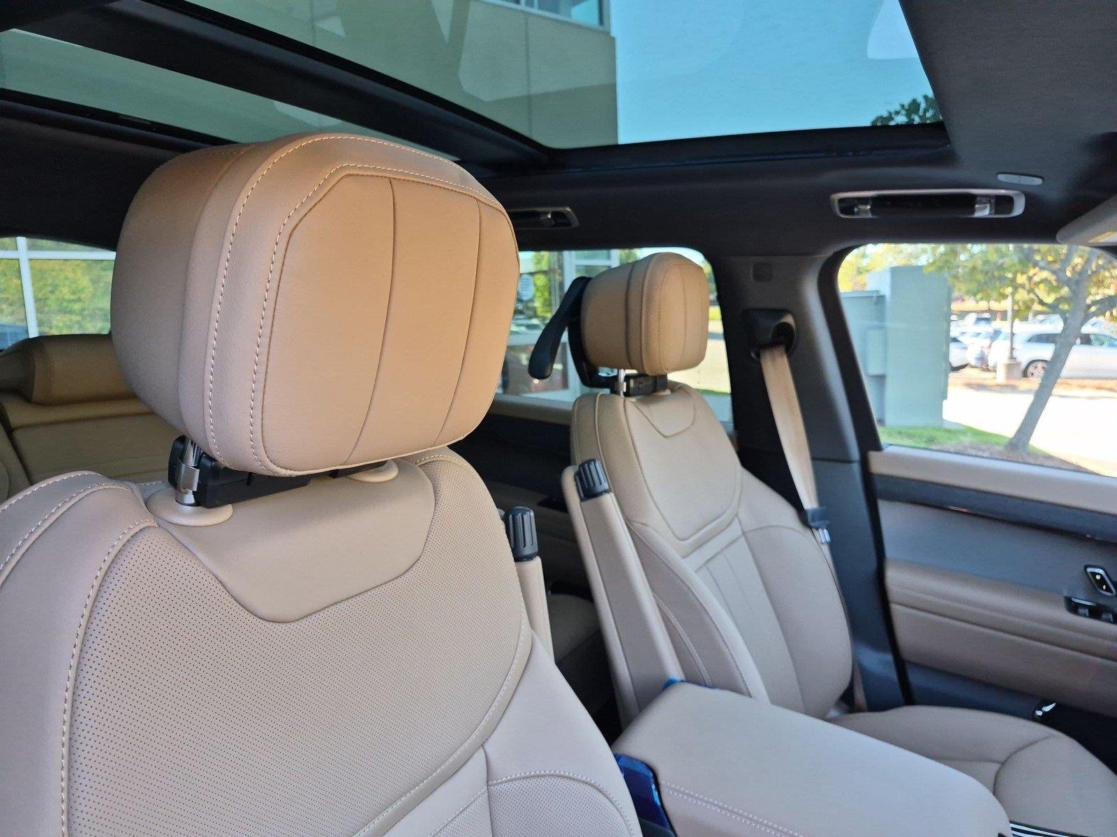 New 2027 Santorini Black Land Rover SE image 34